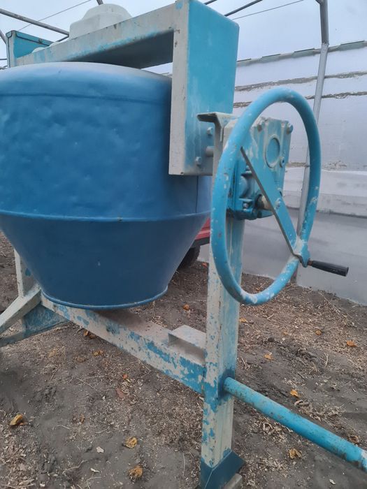 Betonieră mare silentioasa profesională Polieri-300 L+vibrator beton.