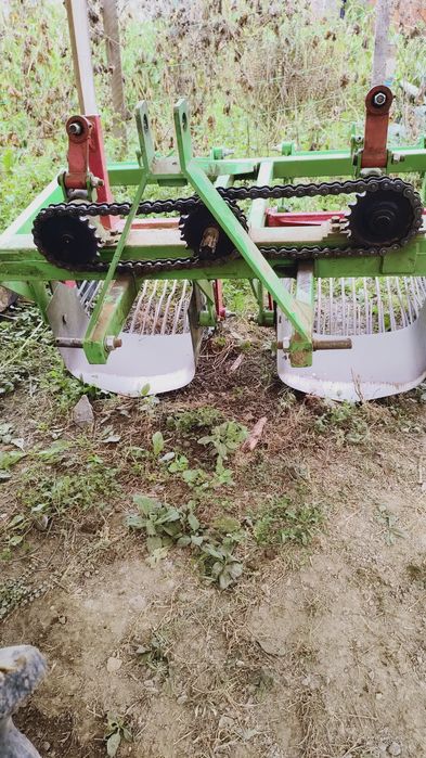 Vând mașina de scos cartofi pe două rânduri prin vibrare