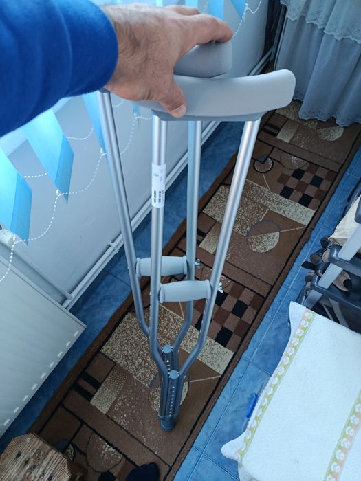 Se vinde carja metálica cu sprijin subaxilar reglabiler