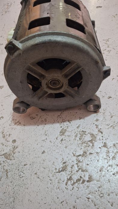 Vând un motor electric la 100 de dolari bucata.