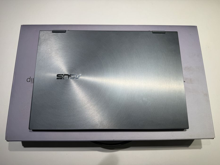 Продавам Asus UX363E /с проблем в дъното/