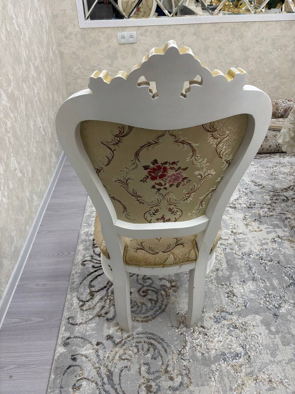 Stul sotiladi holati yahshi