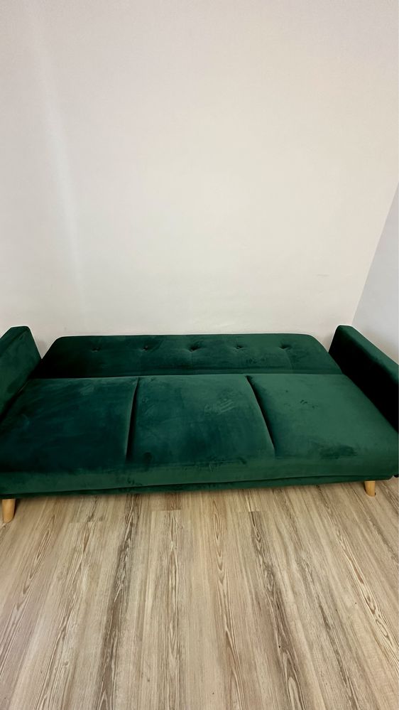 Canapea din catifea verde smarald