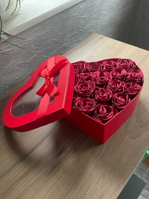 Ръчно изработени букети от сатенени панделки и восък.