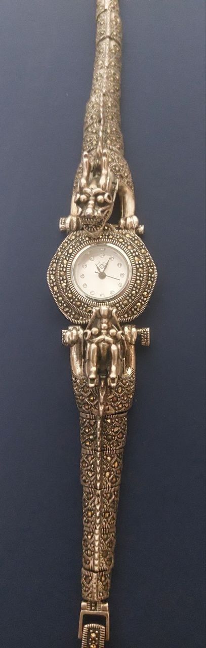 Серебряные женские часы.