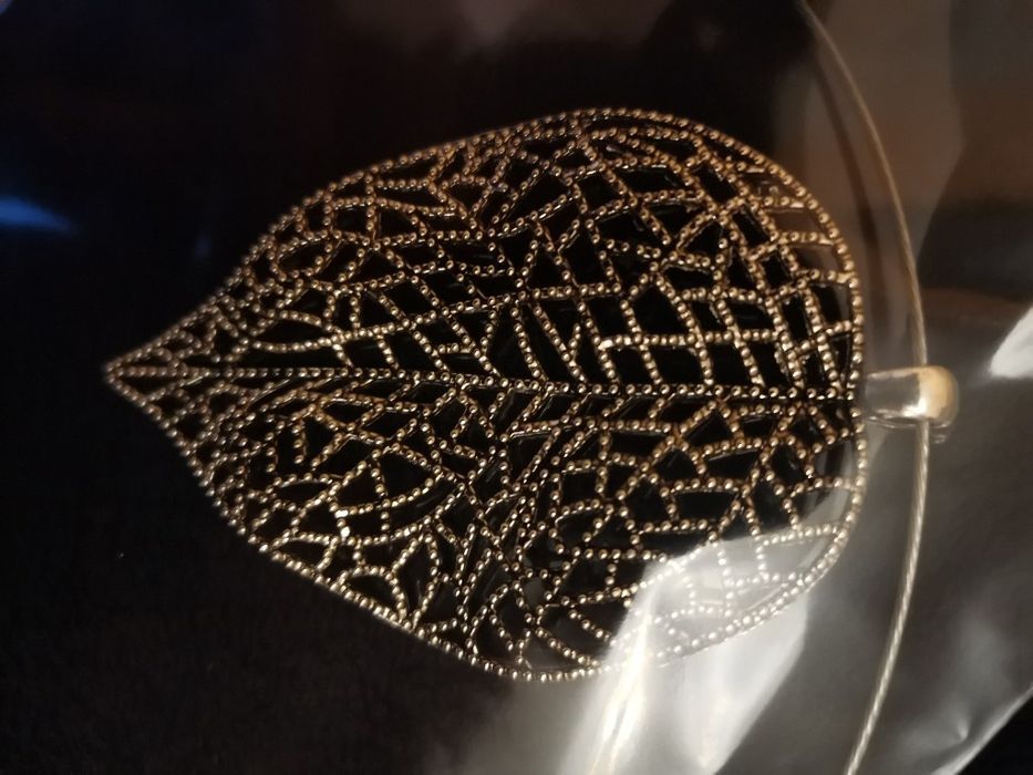 Колие, което представлява листо