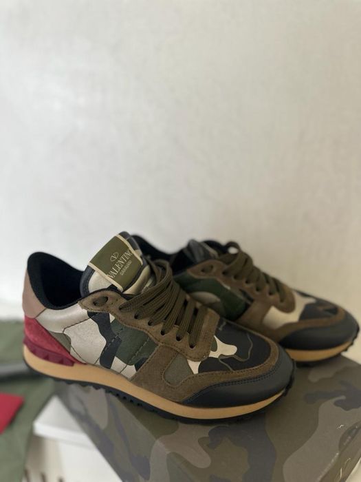 Adidasi guci si valentino cei negri nu mai sunt disponibili