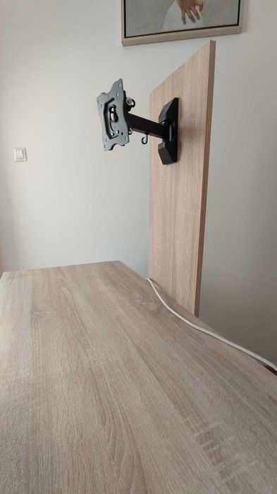 Бюро - работно за компютър с универсална стойка за монитор