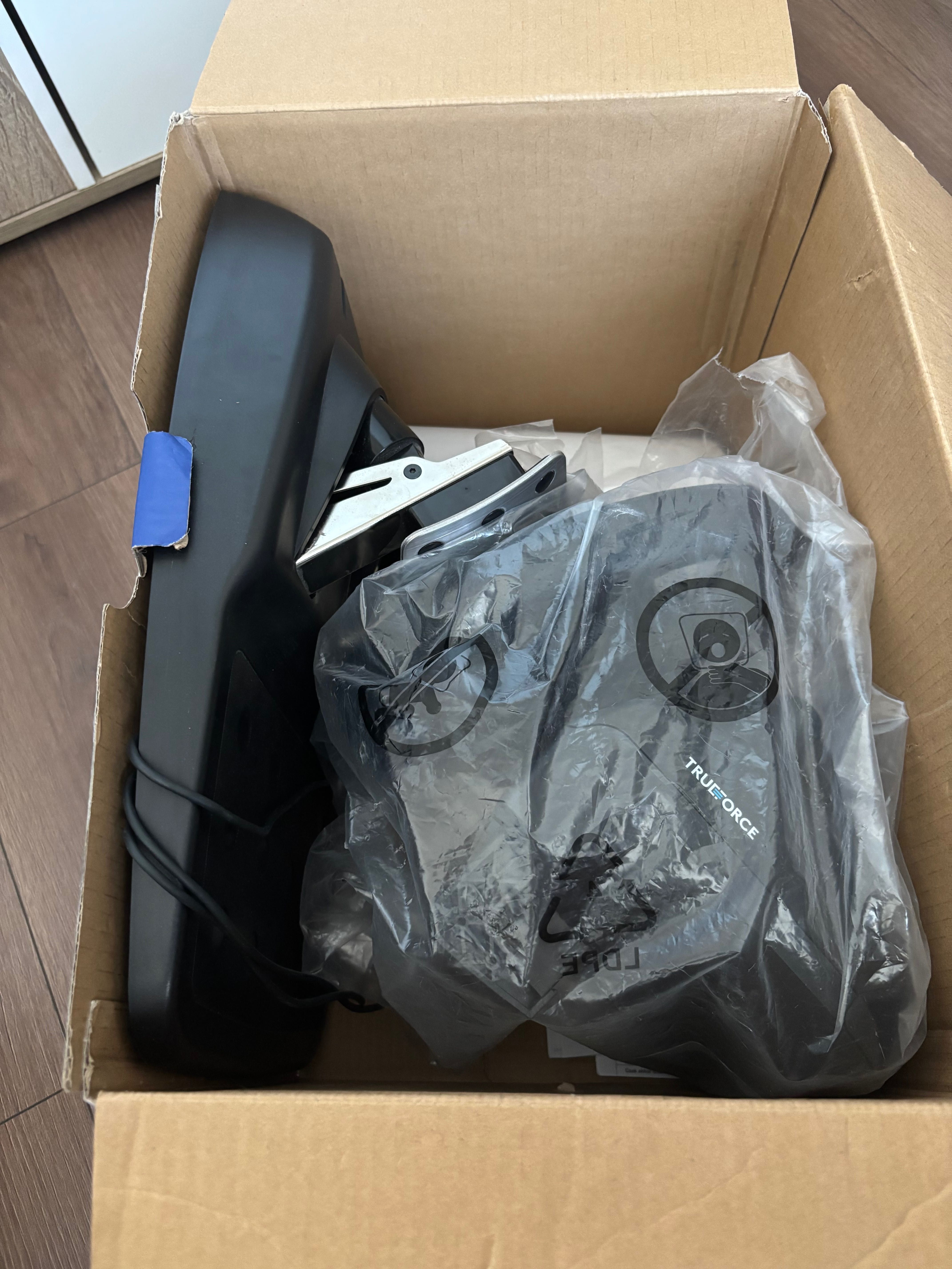 Геймърски волан Logitech G923 Racing wheel and pedals