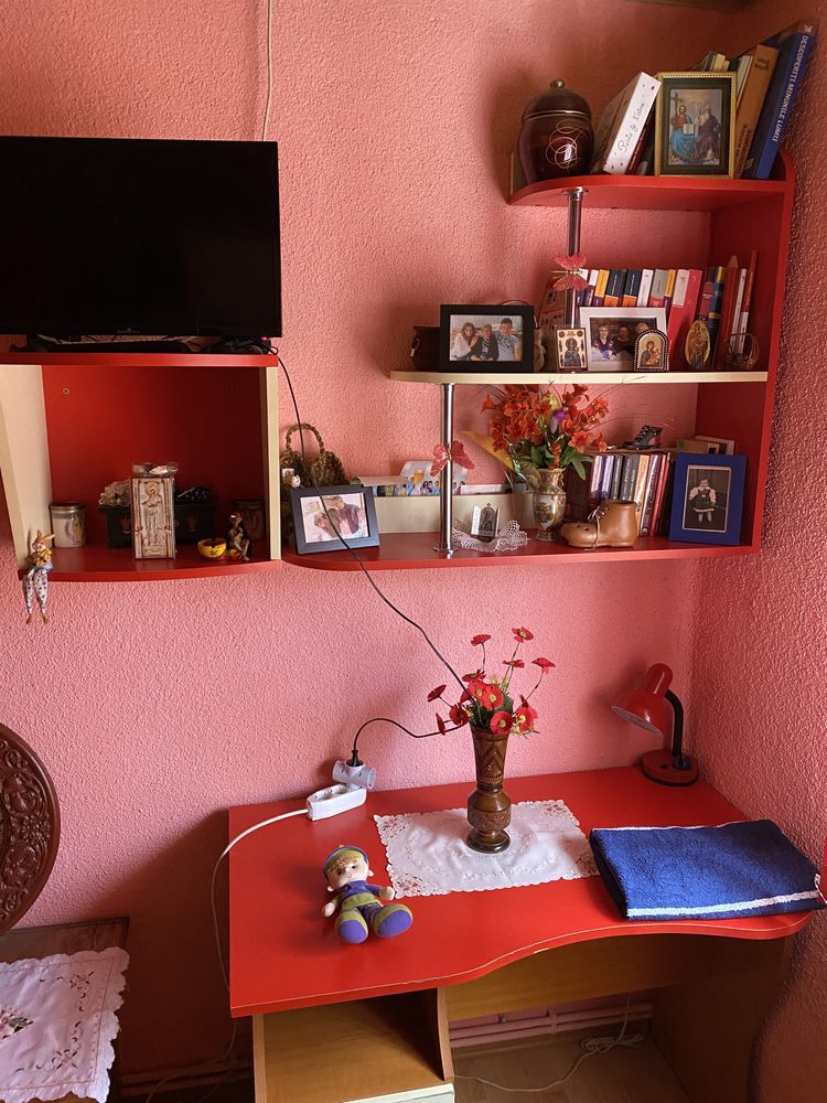 Mobila dormitor culoarea rosie bine intretinuta