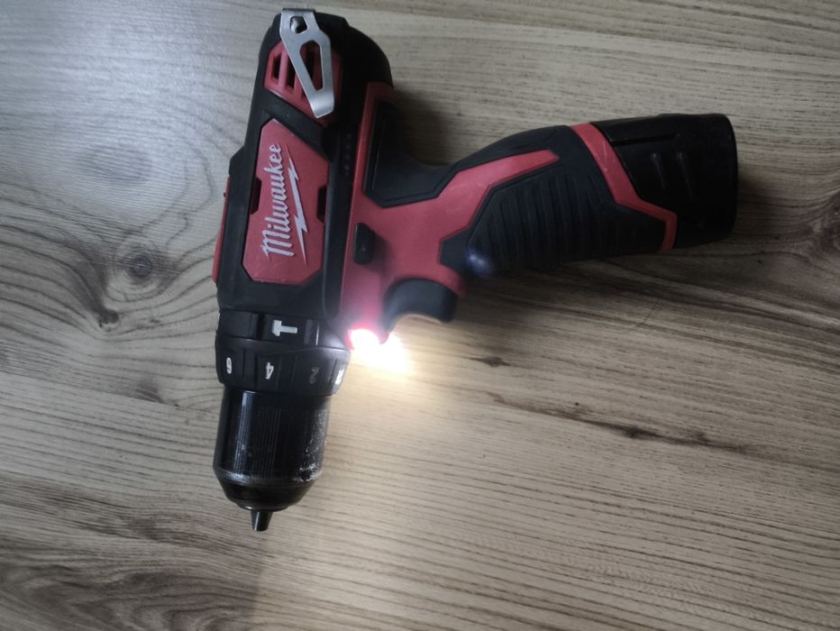 Винтоверт Milwaukee m12 bpd и батерия Milwaukee m12b2