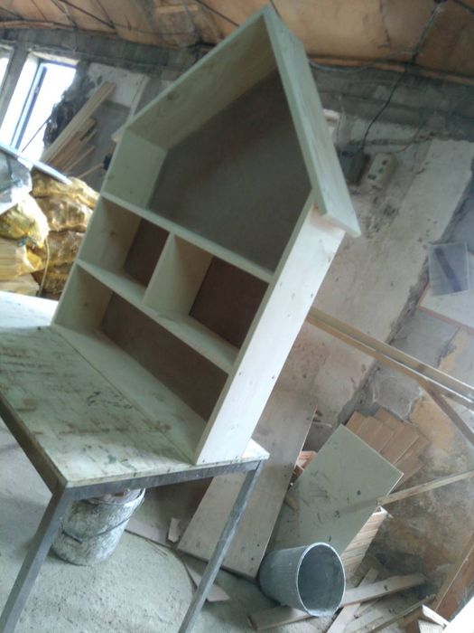 Етажерка "къщичка"