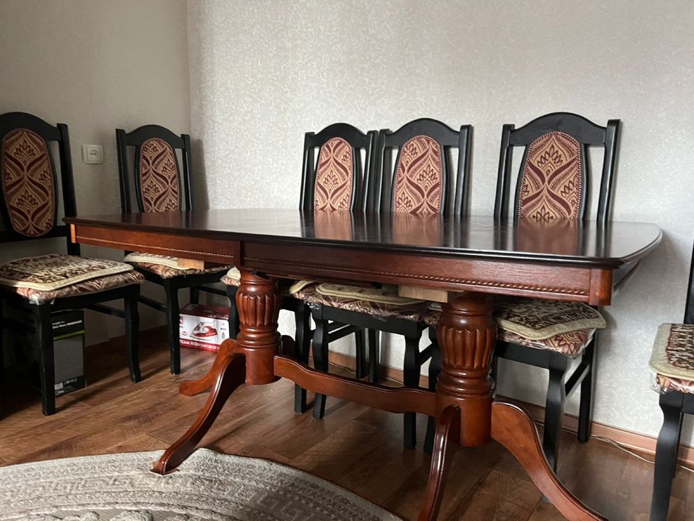 Стол со стульями
