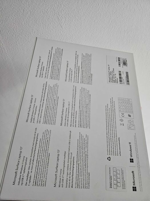 Microsoft Surface x plus snapdragon sigilat la cutie.