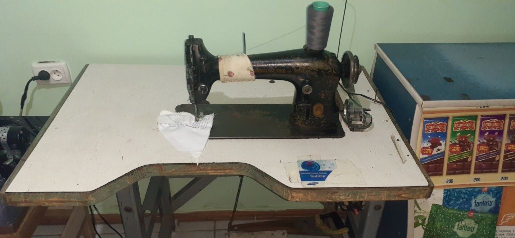 Швейная машинка и аверлок срочно продам все отличном состояне работает