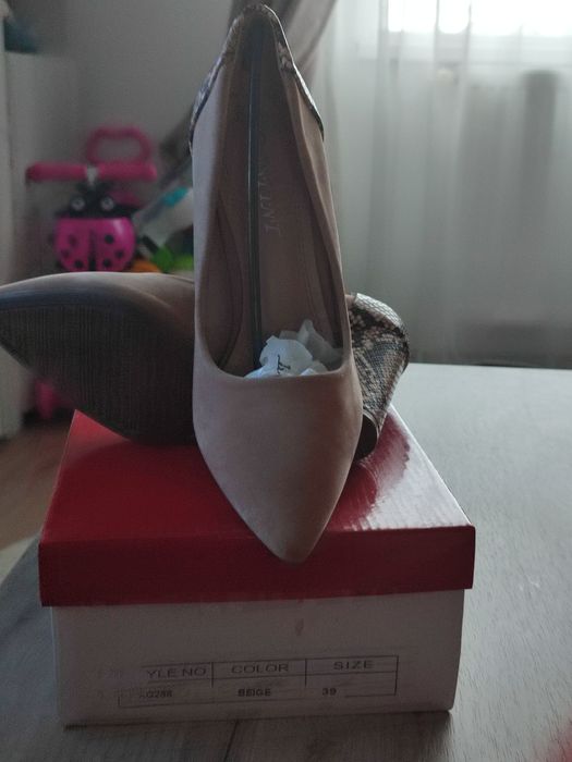 Pantofi noi mărimea 39