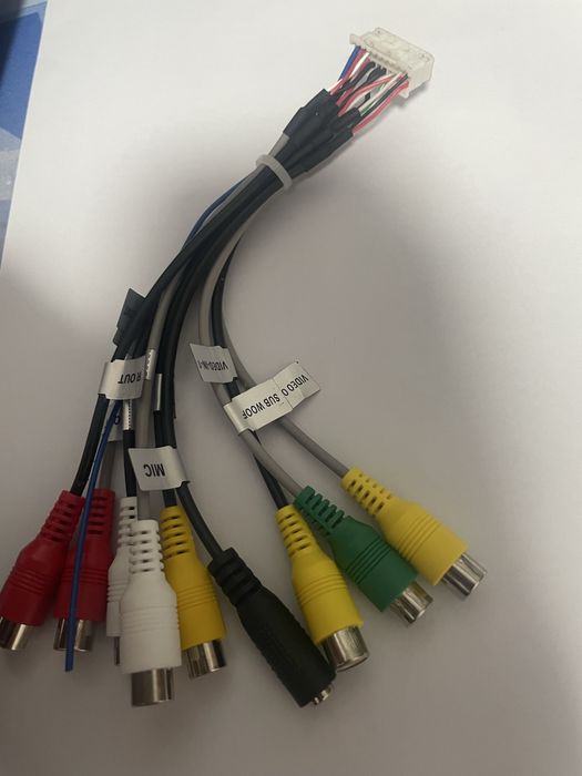 Adaptor rca 20 pini pt subwoofer navigatie,ecrane in tetiere,microfon