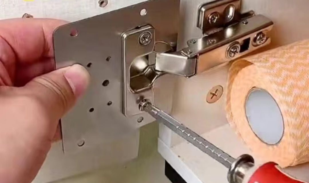 Крепление к петлю шкафа или тумбы