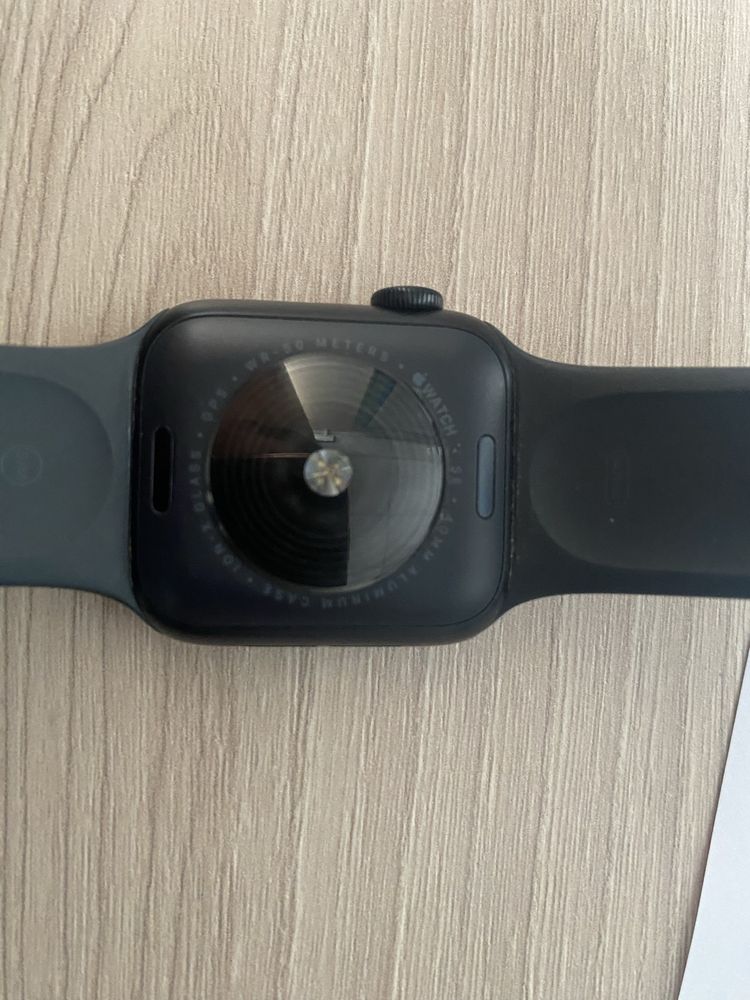 Продам Apple watch sе в отличном состояний,коробка,зарядка все имеется