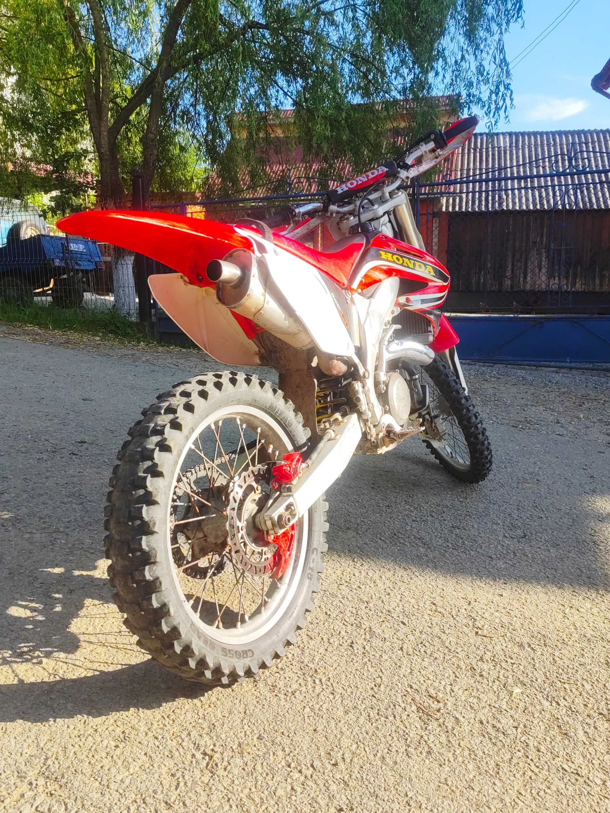 Un Honda CRF 450 curat si   gata de explorat.