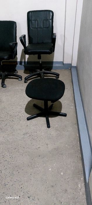 Kreslo sotiladi oddiy