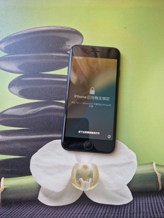 Ecran Iphone SE alb, negru și roșu