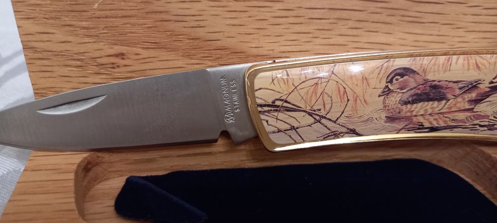 Сгъваеми ловни ножове MAGNUM с различни животни, специална кутия. Нож.