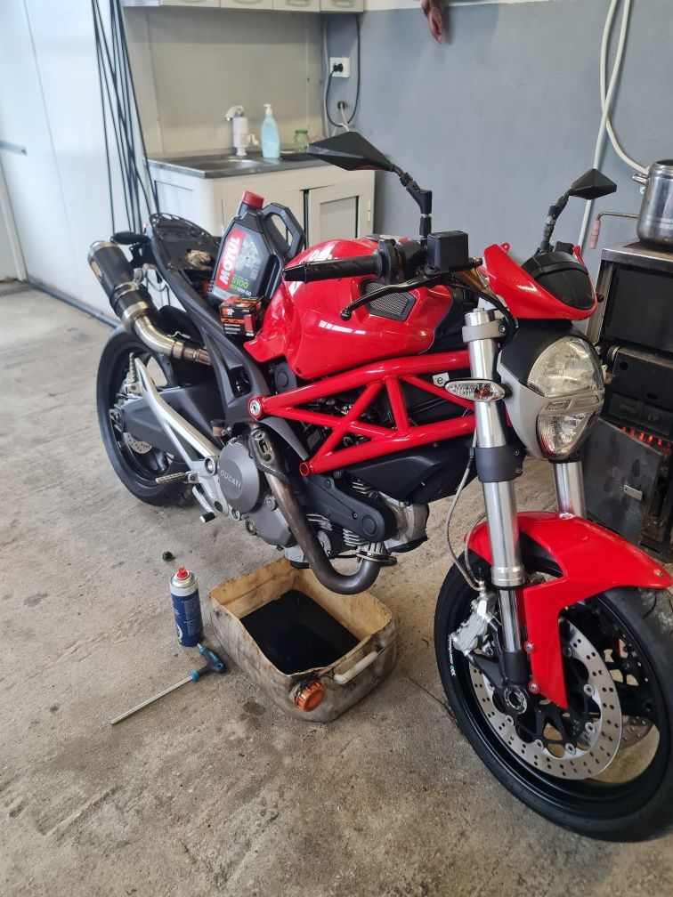 Ducati Monster 696