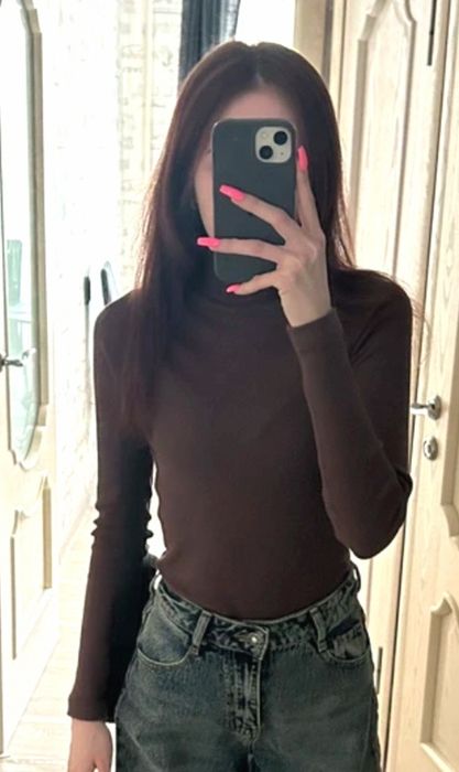 Женская водолазка с низким горлом коричневая