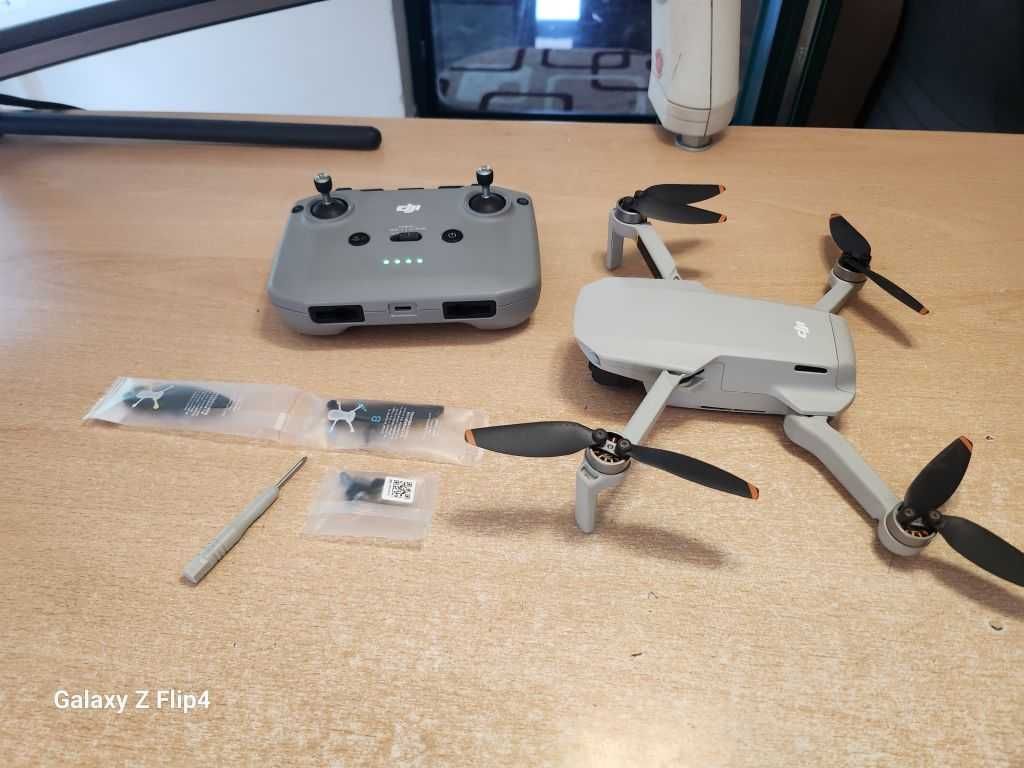 Dronă DJI Mini 2 - Fly More Combo