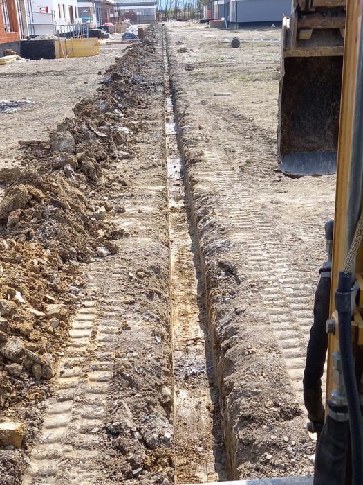 Inchiriez/ Execut săpături cu excavator de 3.5T