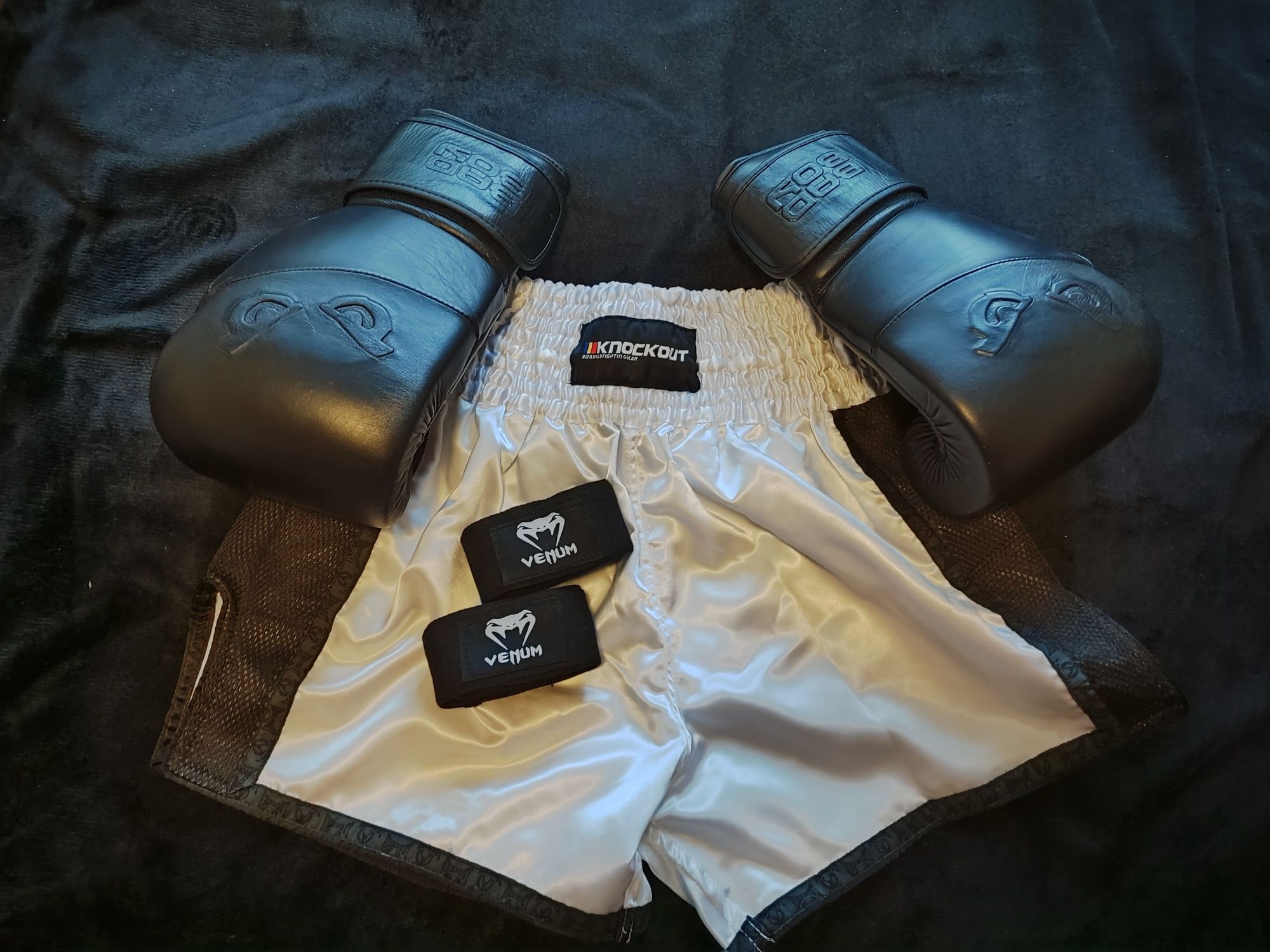 Echipament BOX/MMA - Manusi, Pantaloni si Bandaje Incheieturi