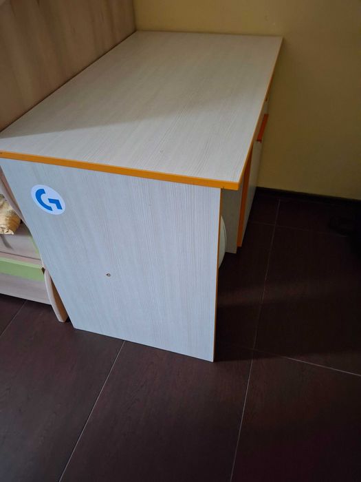 разтегателен диван , ученическо бюро