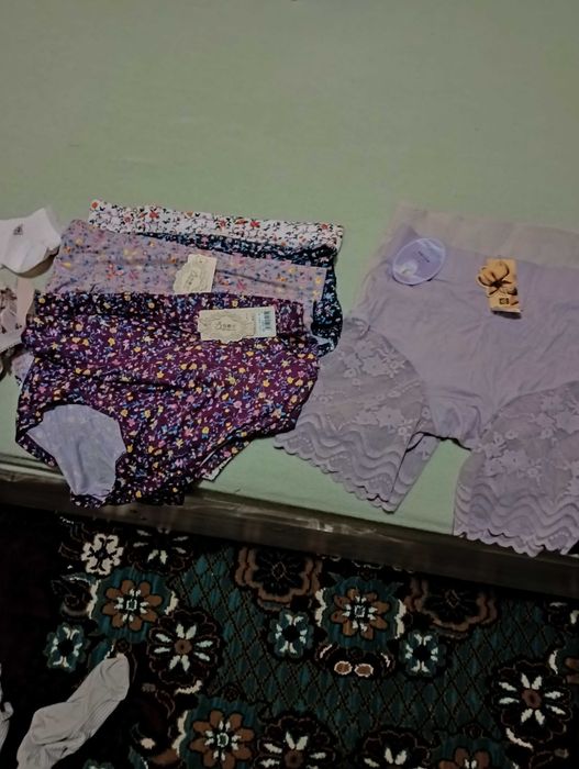 Трусы женские  разные носки женские