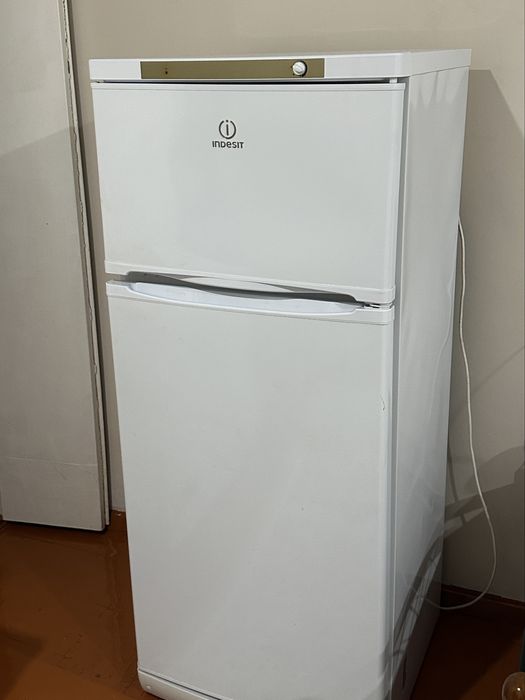 Холодильник indesit