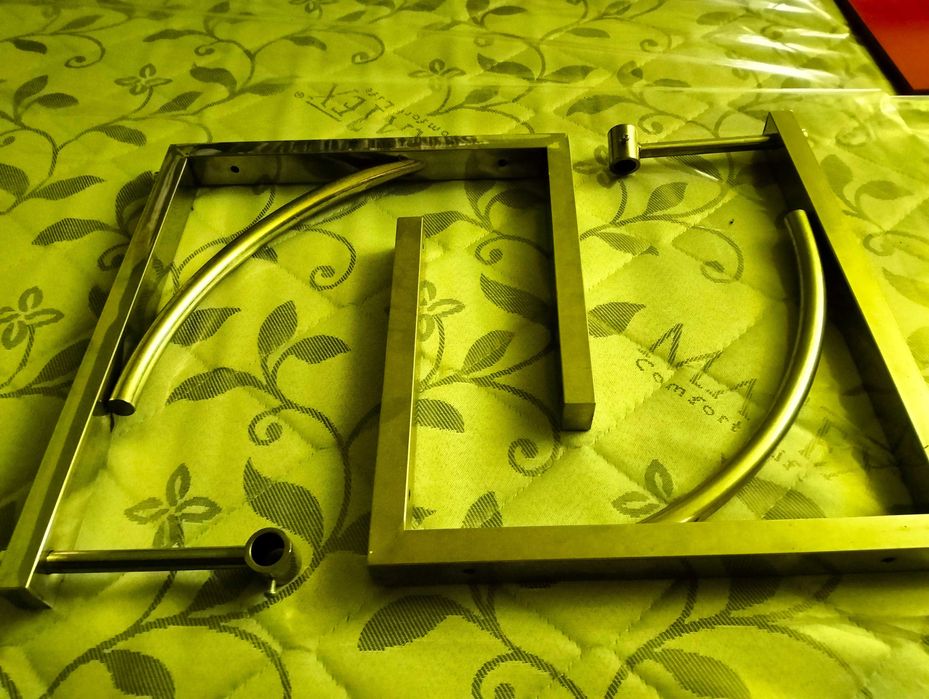 Chiuveta rosie din sticla.