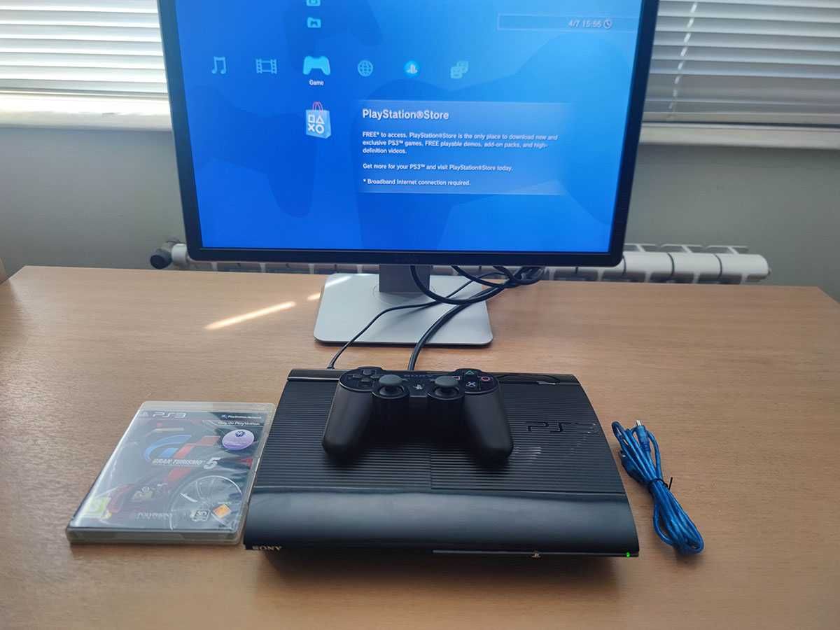 Playstation 3 Super Slim, със джойстик, кабели и игра Gran Turismo