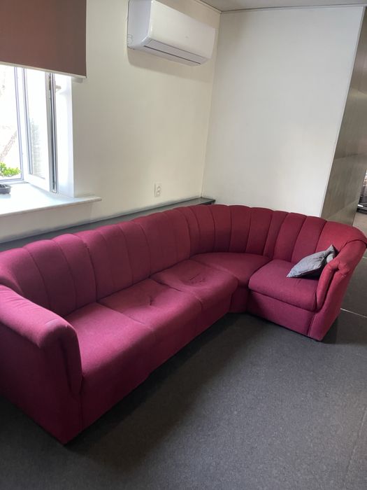 Дарю диван  и пуфики