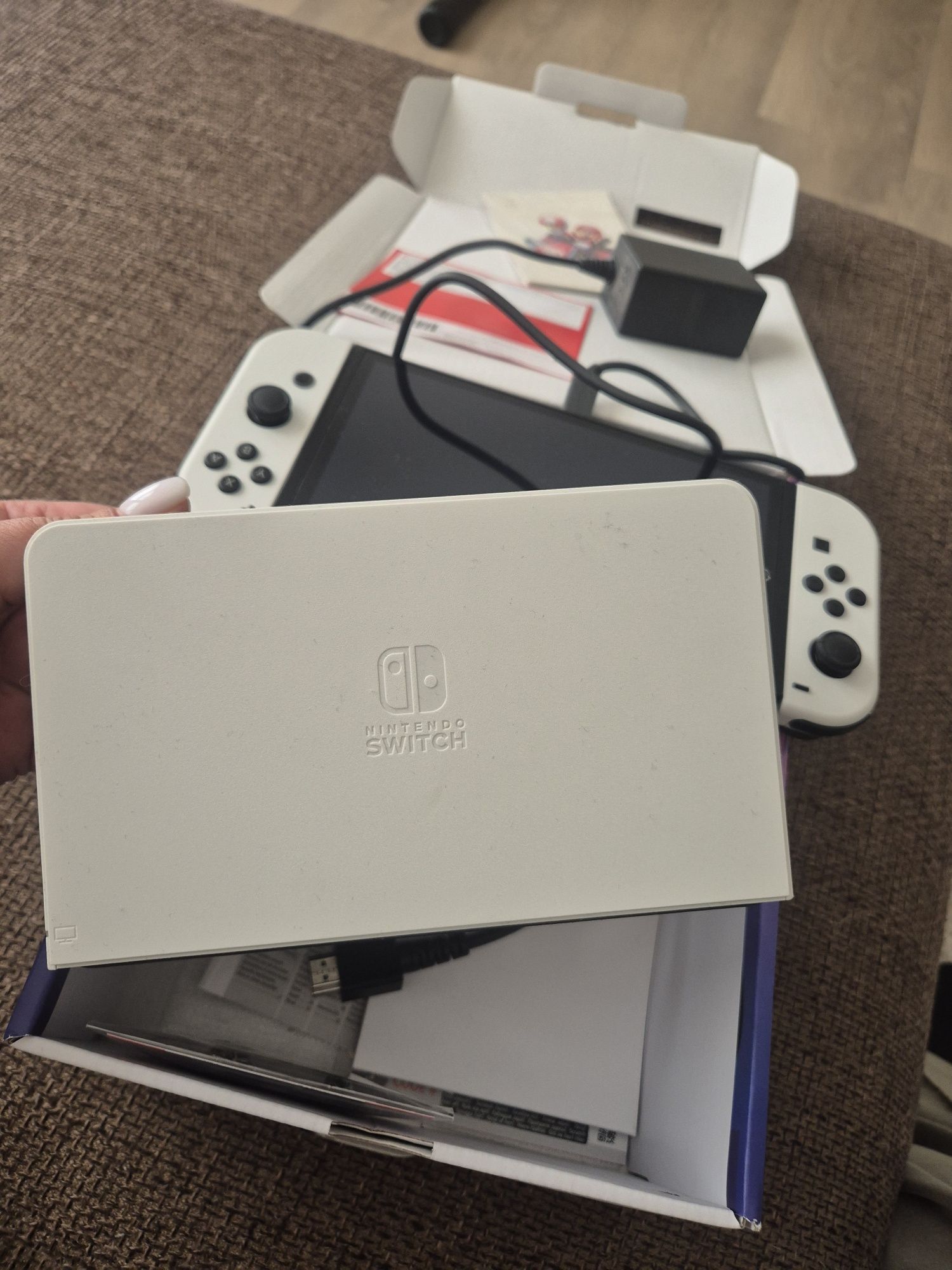 Nintendo Switch бял