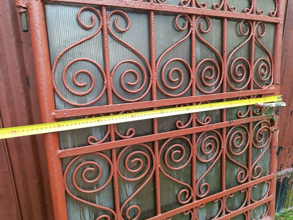 Poartă și portiță intrare curte.