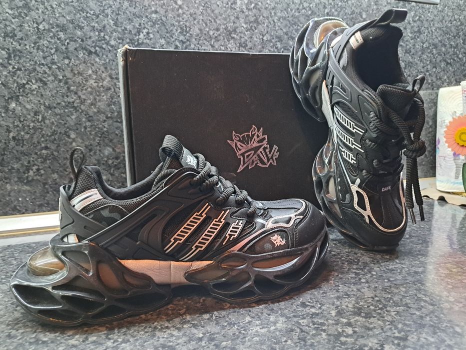 Продавам тези чисто нови мъжки маратонки закупени от Германия оригинал