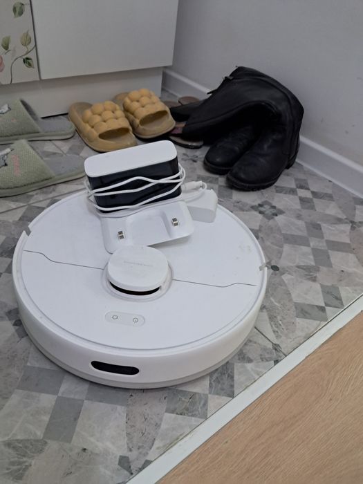 Робот пылесос почти новый