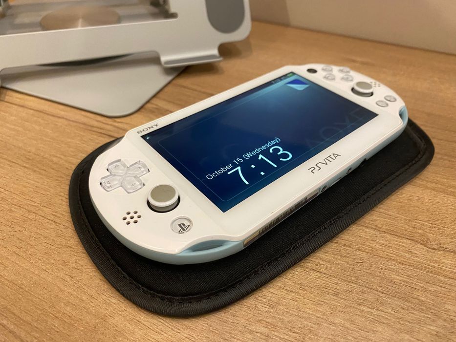 Playstation PS Vita Light Blue / White  • Modată • 128GB Jocuri