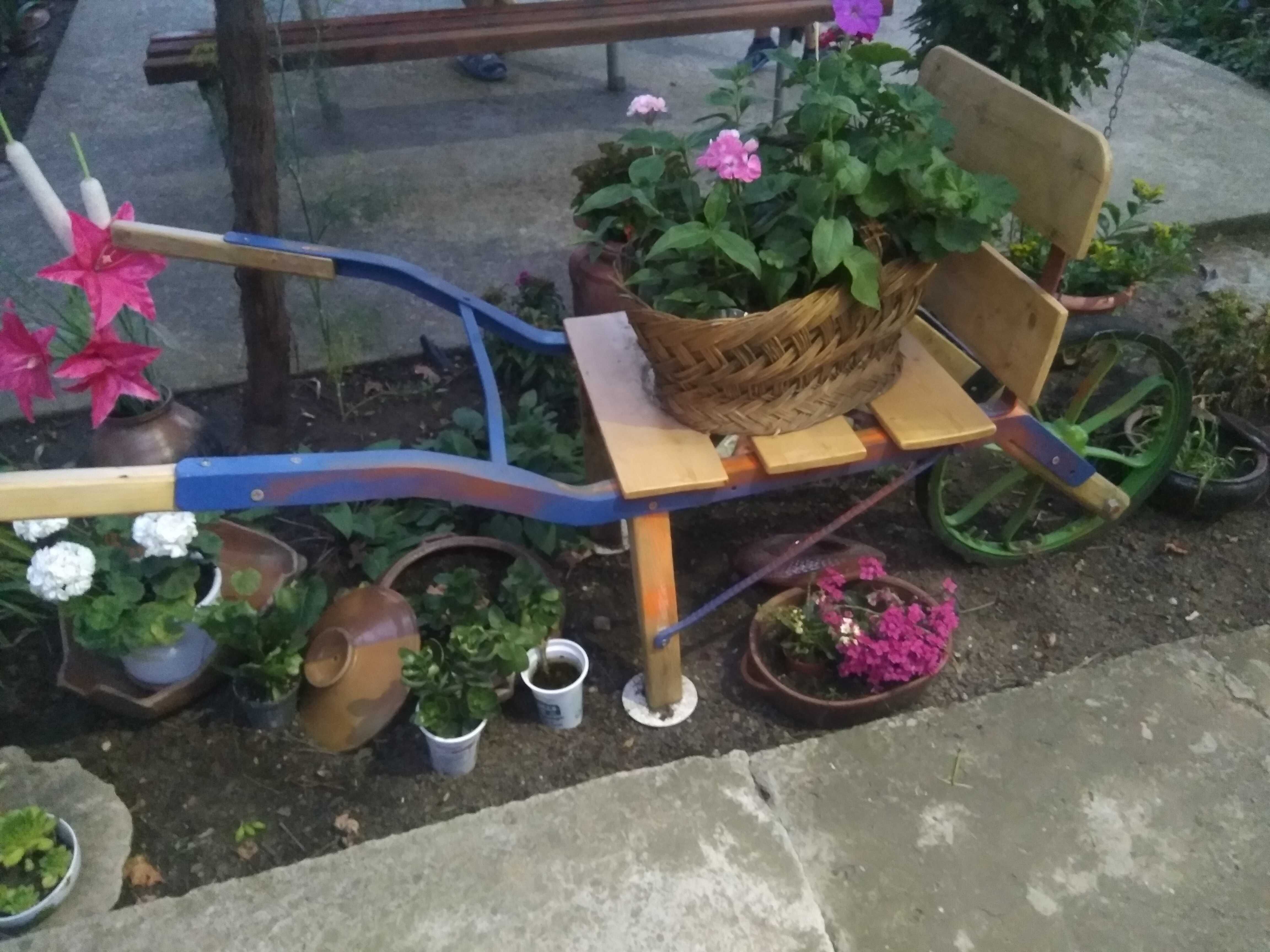 Арт декоративна градинска количка