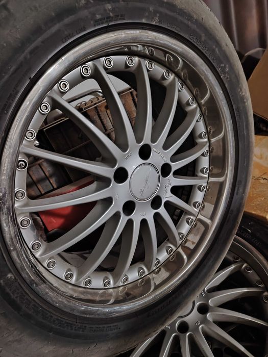 Разноширокие, диски титановые, легкосплавные диски.