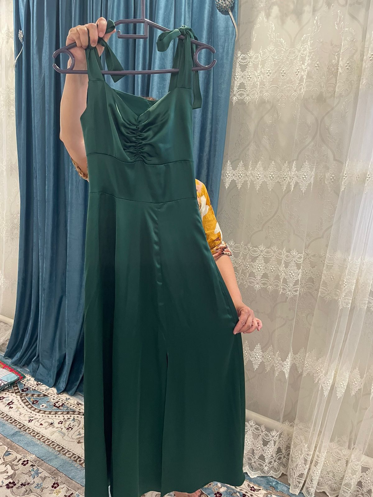 Продается длинное платье на выпускной,зеленого цвета,на подкладе,спере