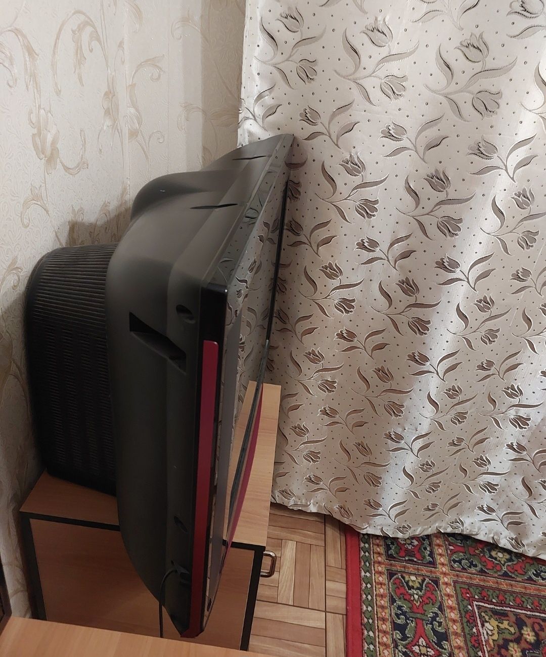 Телевизор цветного изображения, марки LG.