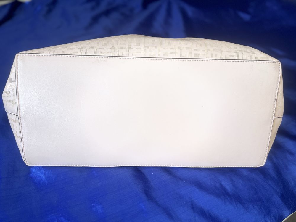 Оригинална чанта Guess