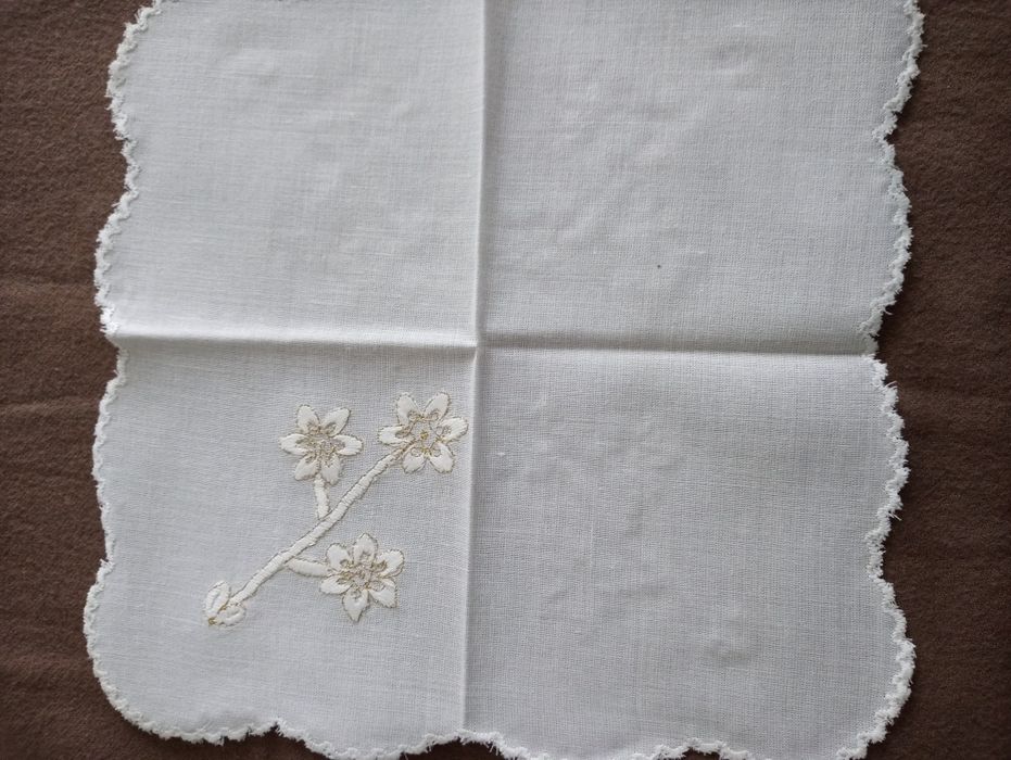 Set față de masă brodată