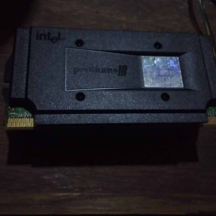 Продавам Ретро процесор pentium 3